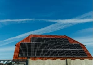 Cette image montre une toiture équipée d'un kit solaire.